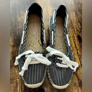 Tommy Bahama | ladies Veracruz Espadrille shoes. Size: 9B.
